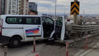 Samsun'da minibüs bariyere çarptı: 1 yaralı