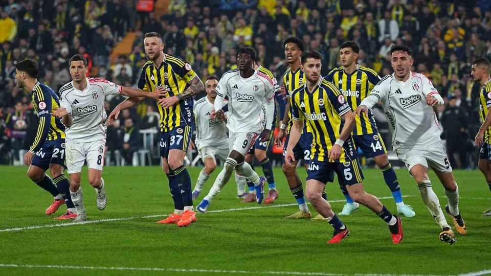 Sar�-lacivertliler 136 kez, siyah-beyazl�lar 130 defa kazand�