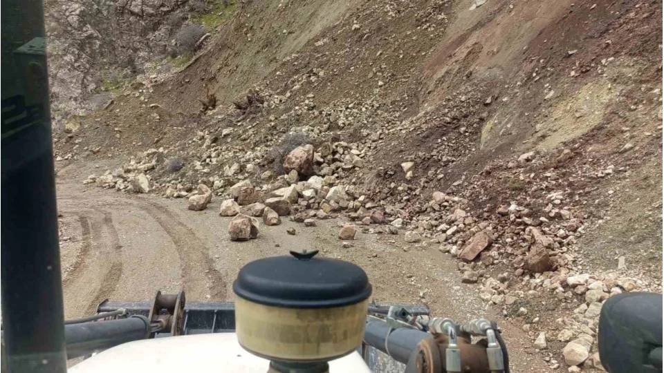 Siirt'te kar ve heyelan ula��m� aksatt�