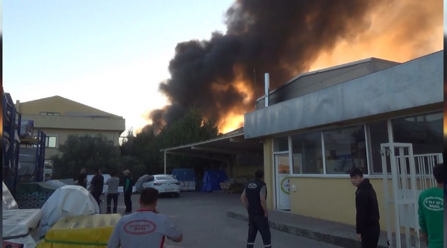 Silivri'de kauçuk imalatı yapılan fabrika yandı
