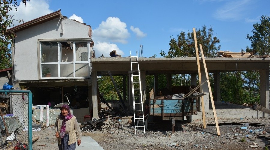 Sinop'ta evi yanan aile yard�m bekliyor