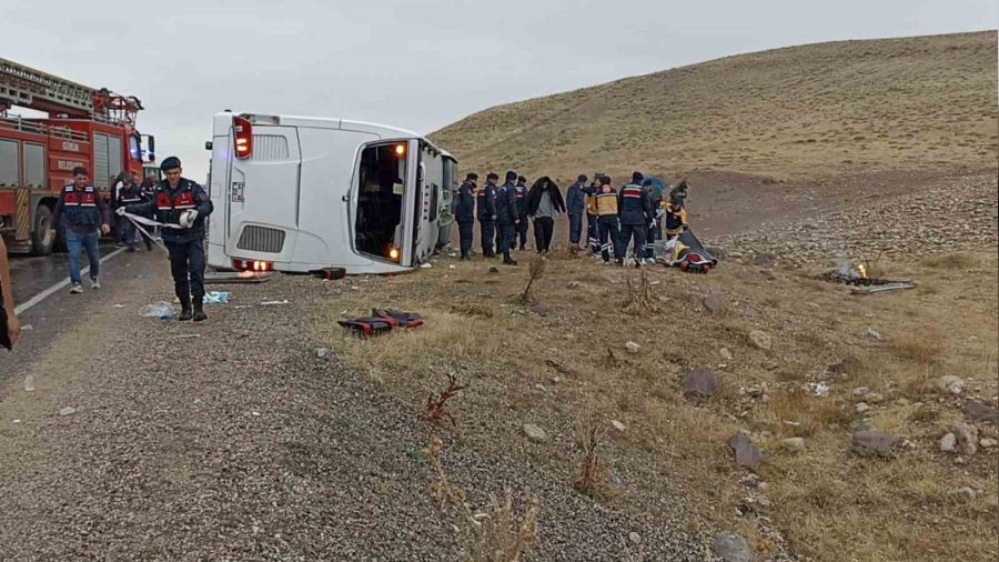 Sivas'ta yolcu otobüs devrildi: 7 ölü, 30 yaralı