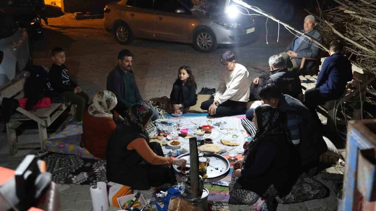 Sulusaray'da vatandaşlar geceyi dışarıda geçiriyor