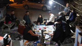 Sulusaray'da vatandaşlar geceyi dışarıda geçiriyor