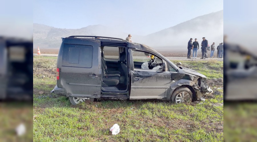 Takla atan araçtan 3 kişi sağ çıktı