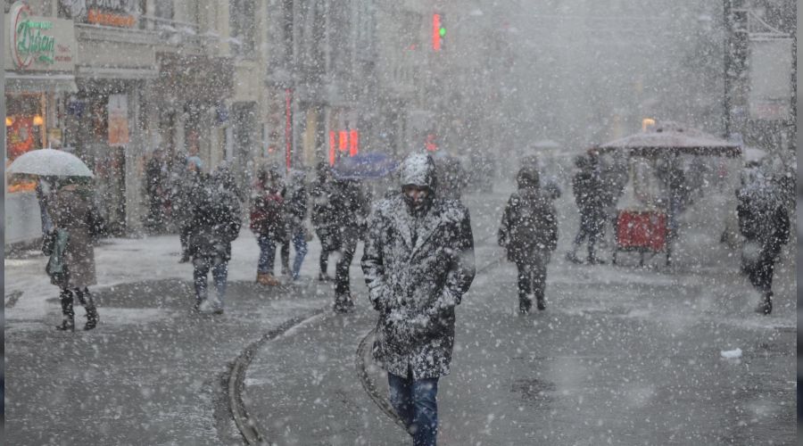 Taksim'de kar ya���� etkisini s�rd�r�yor