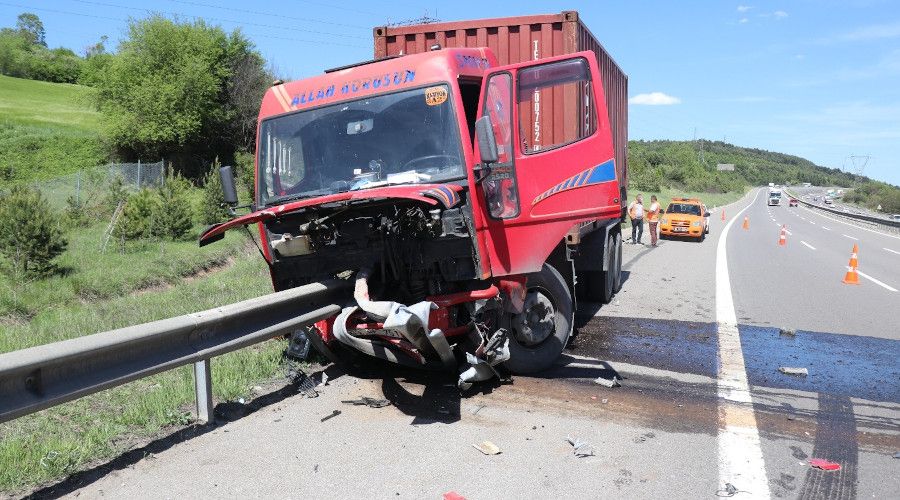 TEM'de kamyon bariyere ok gibi sapland�: 1 yaral�