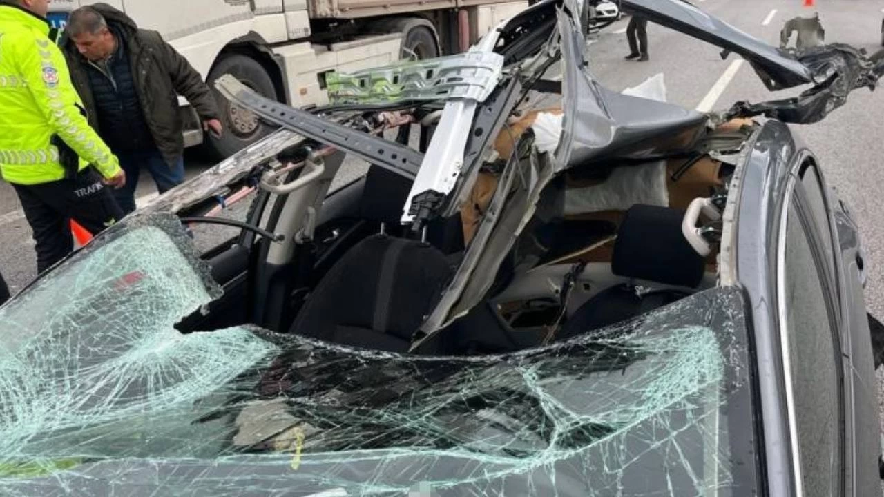 TEM'de tıra çarpan otomobilin tavanı koptu: 3 yaralı