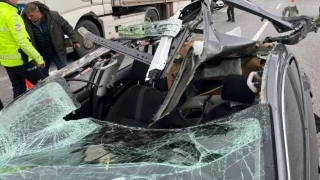 TEM'de tıra çarpan otomobilin tavanı koptu: 3 yaralı