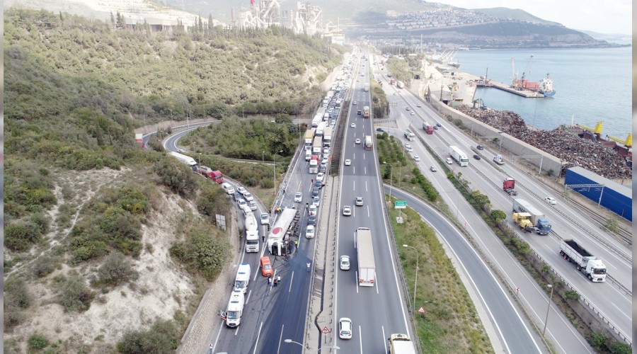 TIR devrilince otoyol kilitlendi