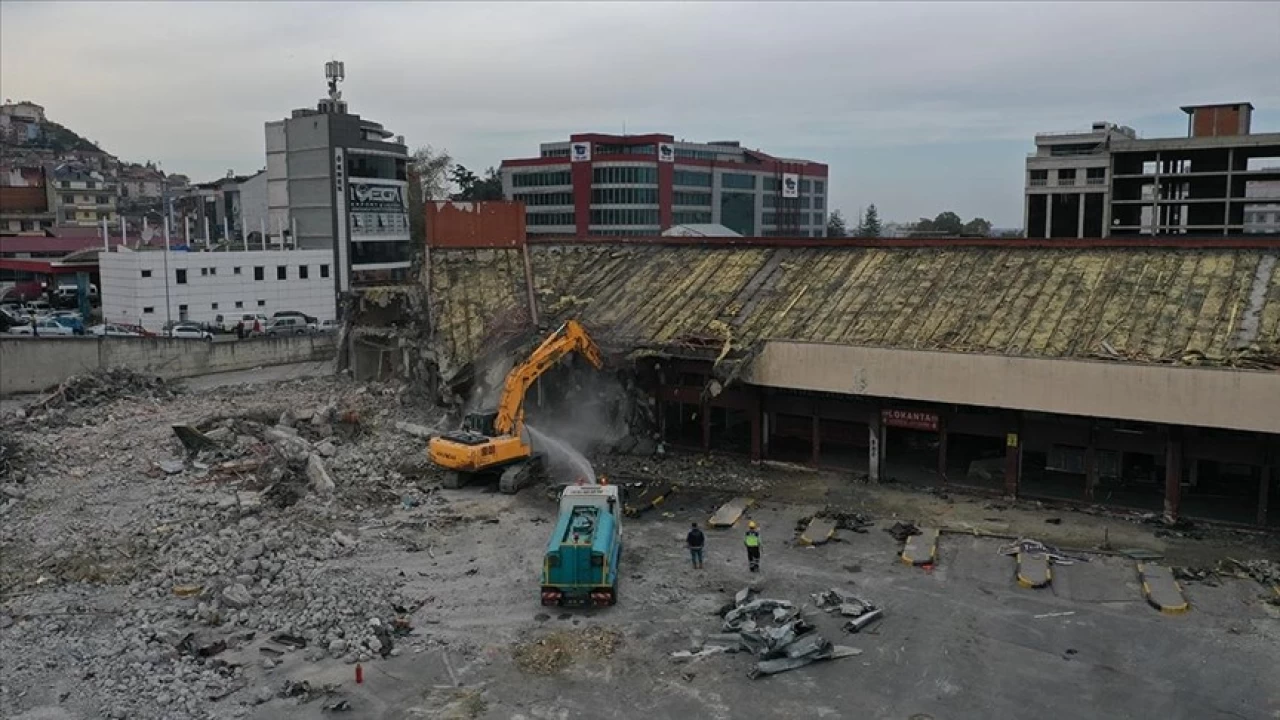 Trabzon'da 36 yllk eski otogarn ykm tamamland