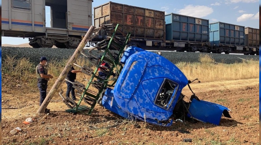 Tren traktörü ikiye bölündü