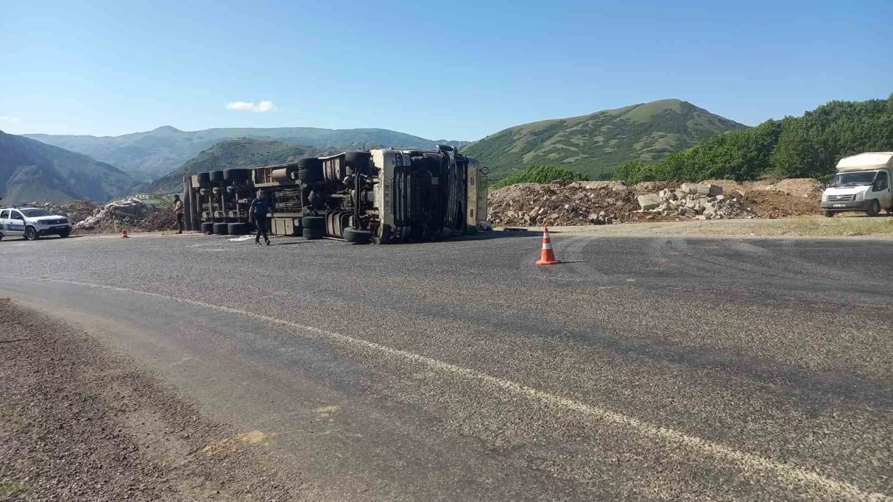 Tunceli'de, hayvan yüklü tır devrildi: 3 yaralı