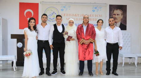 Üç çift aynı anda tek nikah kıydırdı