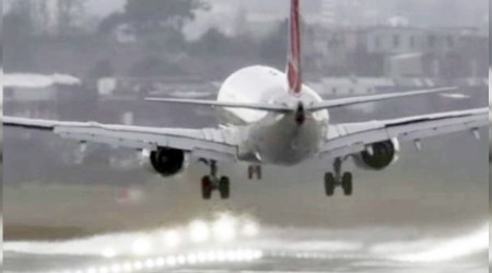 Uçaklar beşik gibi sallandı