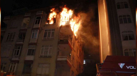 Üçlü priz yangın çıkarttı