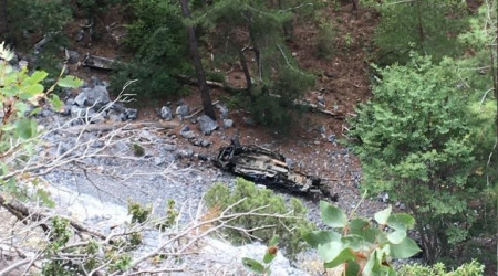 Uçuruma yuvarlanan araçtan atlayarak kurtuldu eşi hayatını kaybetti