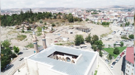 Ulu Cami ile Gk Medrese buluuyor