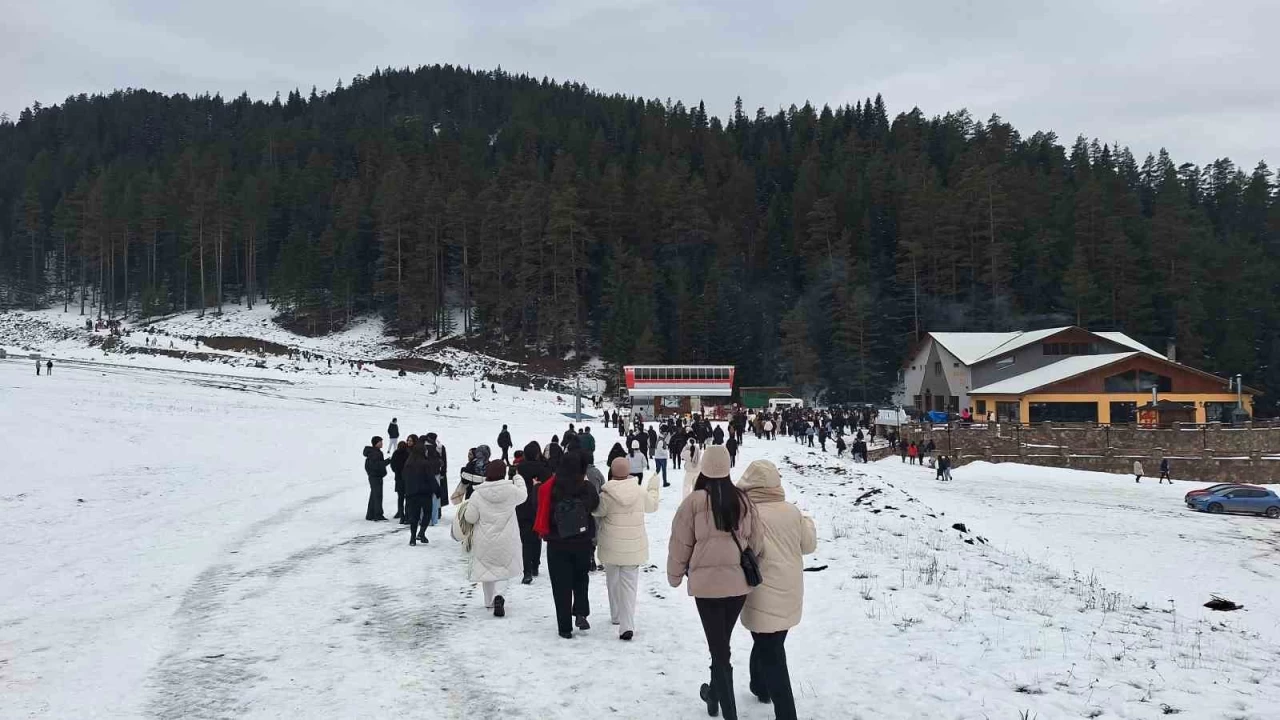 Üniversite öğrencileri Ilgaz Dağı'nda karın tadını çıkardı