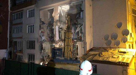 skdar'da doalgaz patlamas yaanan binada ykm ilemi balad