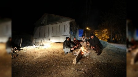 Vatandaşlar geceyi sokakta geçiriyor