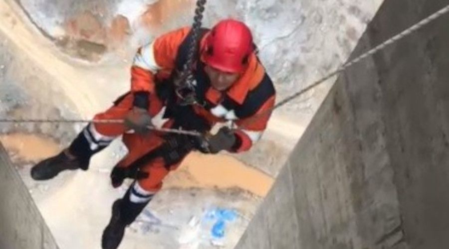 Viyadük inşaatında asansörde mahsur kalan işçileri itfaiye kurtardı