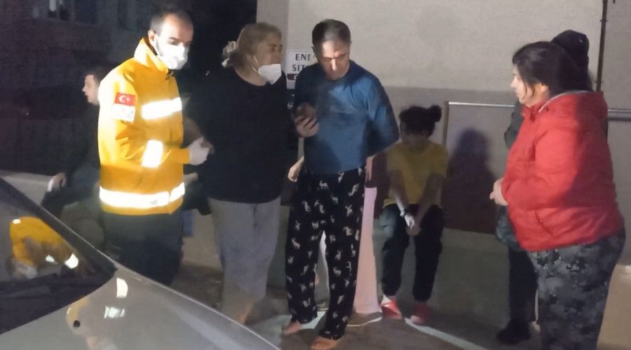  Yang�n merdiveninin kilitli oldu�u binada can pazar�