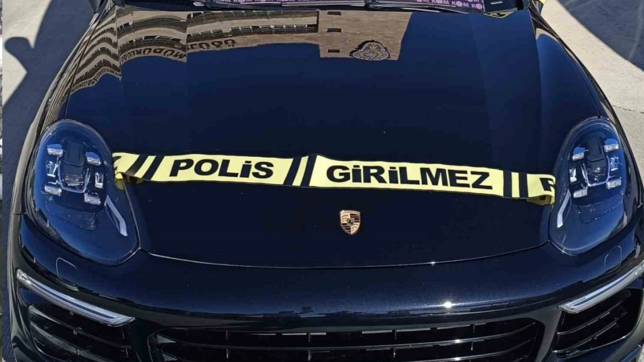 Yasa d��� yollarla T�rkiye'ye sokulan 2 l�ks araca el konuldu