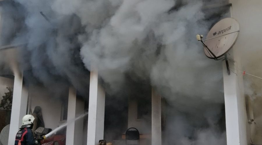 Ya�l� adam� alevlerin aras�ndan itfaiye ald�