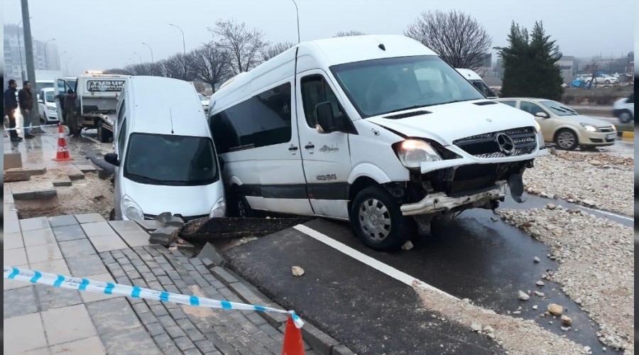 Yol ��kt�, 13 ki�i yaraland� 