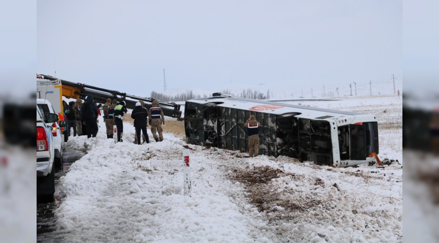 Yolcu otob�s� �arampole devrildi