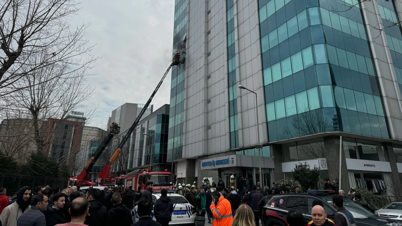 Zeytinburnu'nda 12 katlı iş merkezinde yangın çıktı