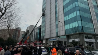 Zeytinburnu'nda 12 katlı iş merkezinde yangın çıktı