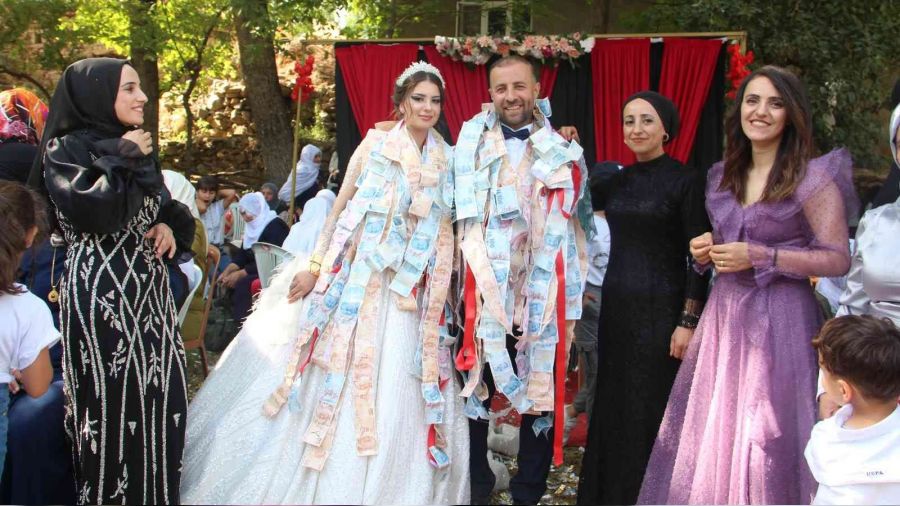 120 haneli köyün nüfusu düğünde 3 bin oldu
