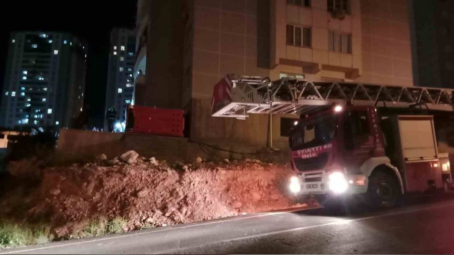 17 katl� binaya ��kan genci polis ikna etti