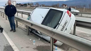 90 metre sürüklendi bariyerlere asılı kaldı