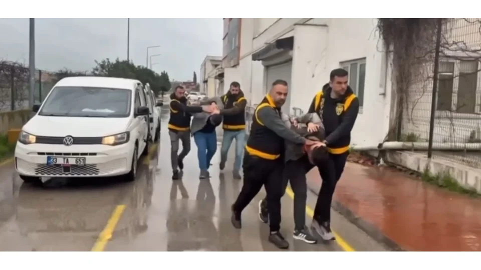 Adana'da atlara eziyet iddias�: 2 ki�i g�zalt�na al�nd�