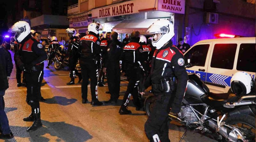 Adana'da kavgaya m�dahale eden polis g��s�nden b��akland�