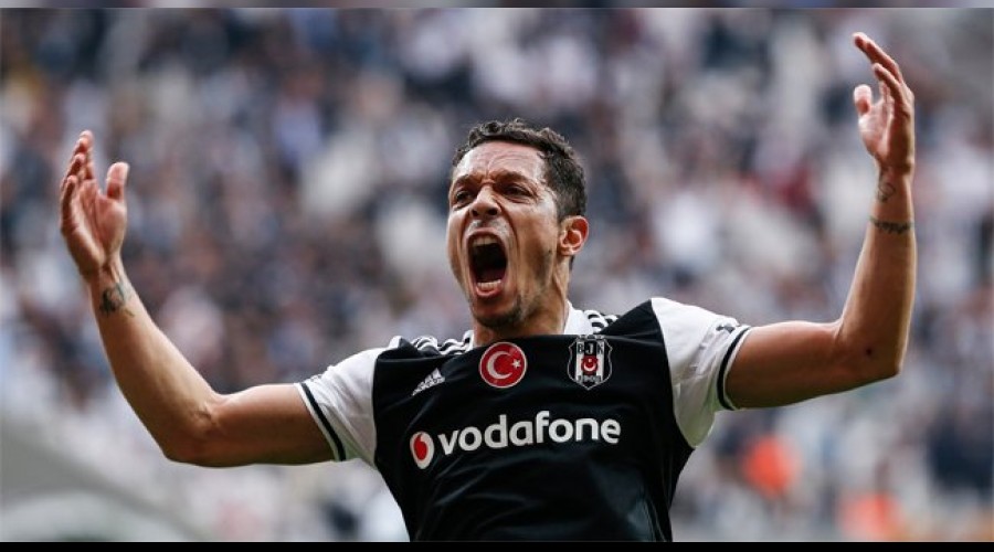 Adriano'nun pe�ini b�rakm�yorlar