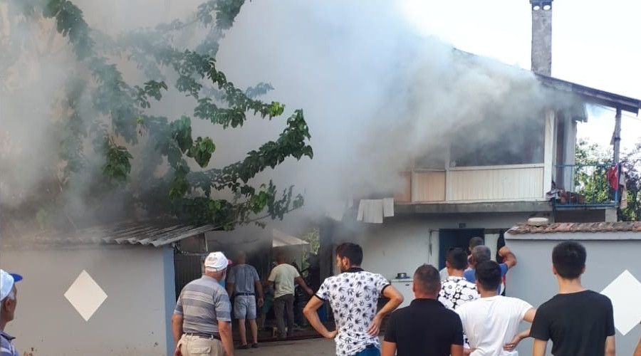 Ahırda çıkan yangın korkuttu, hayvanlar son anda kurtarıldı