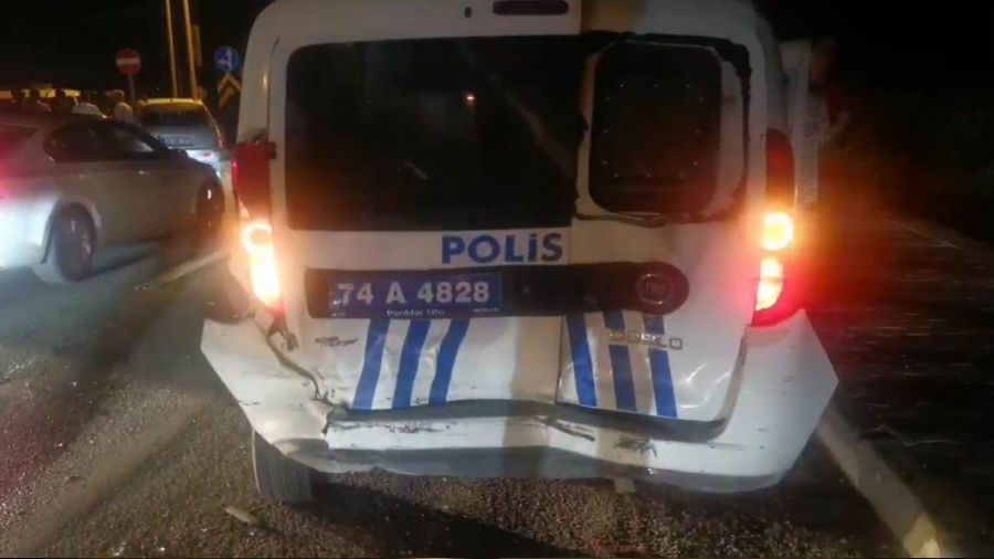 Alkollü sürücü polis otosuna çarptı