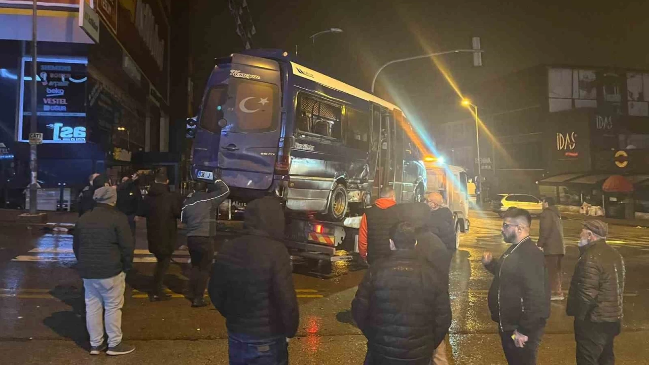 Ankara'da otomobilin çarptığı dolmuş devrildi: 11 yaralı