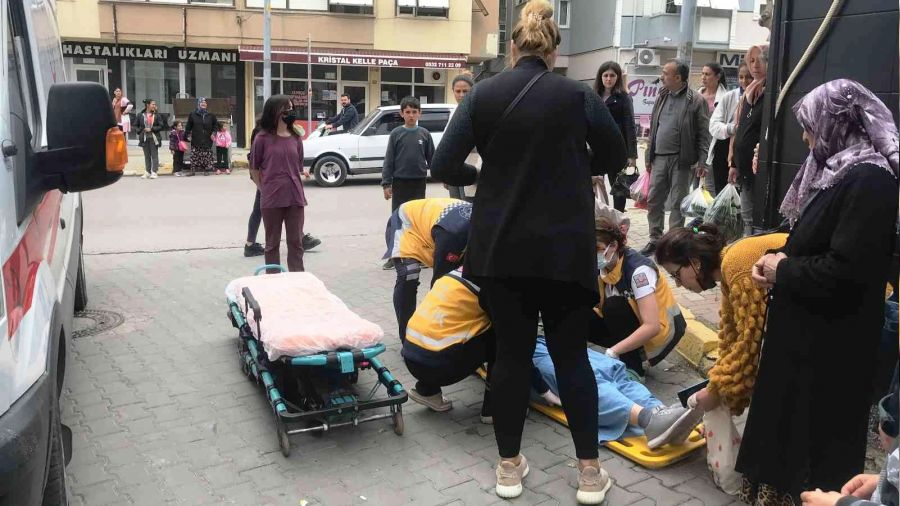 Araç ile çarptığı kişinin üzerine 50 TL attı
