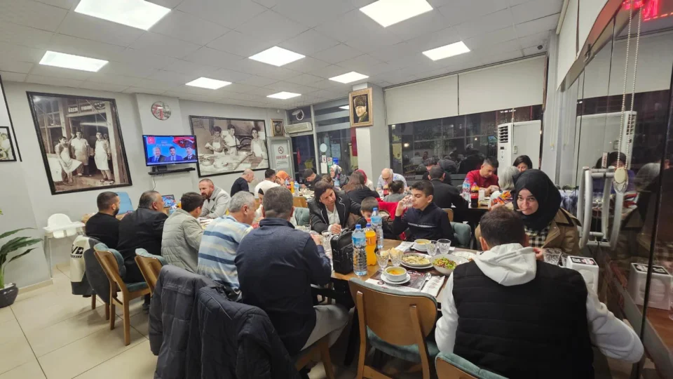 Ayd�n Efeler�de anlaml� iftar bulu�mas�