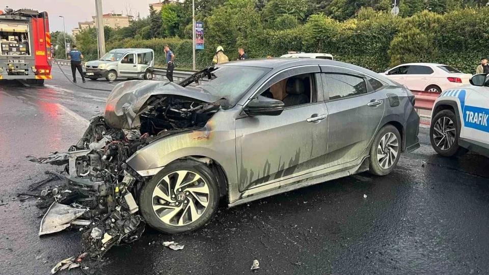 Bah�elievler E5'te kazaya kar��an otomobil alev alev yand�