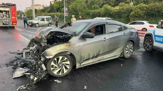 Bah�elievler E5'te kazaya kar��an otomobil alev alev yand�