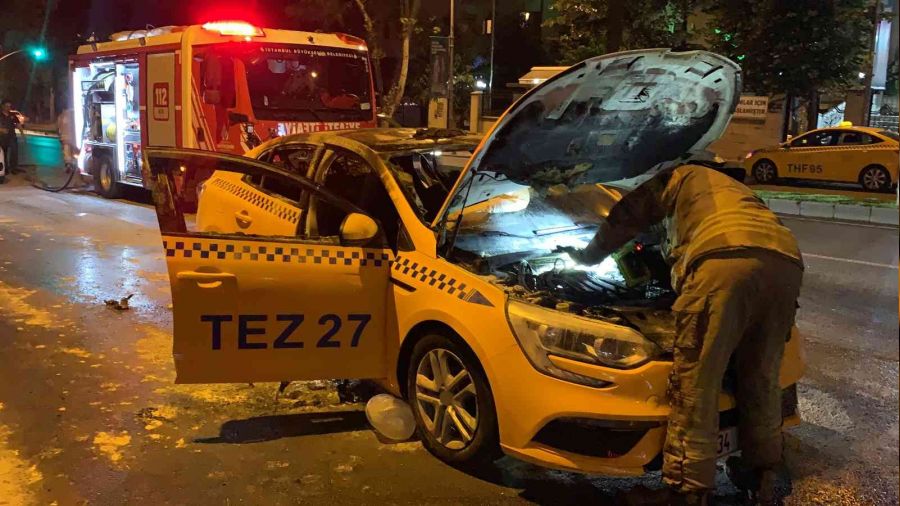 Bahçelievler'de ticari taksi alev alev yandı