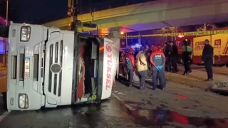 Bakırköy'de tır otomobilin üzerine devrildi: 4 ölü