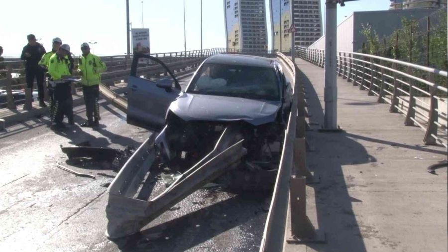Bariyerlere saplanan otomobildeki sürücü ağır yaralandı