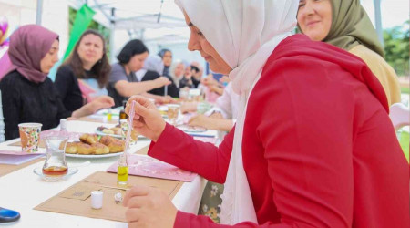Başakşehirliler koku tasarım atölyesinde doğal parfüm üretti
